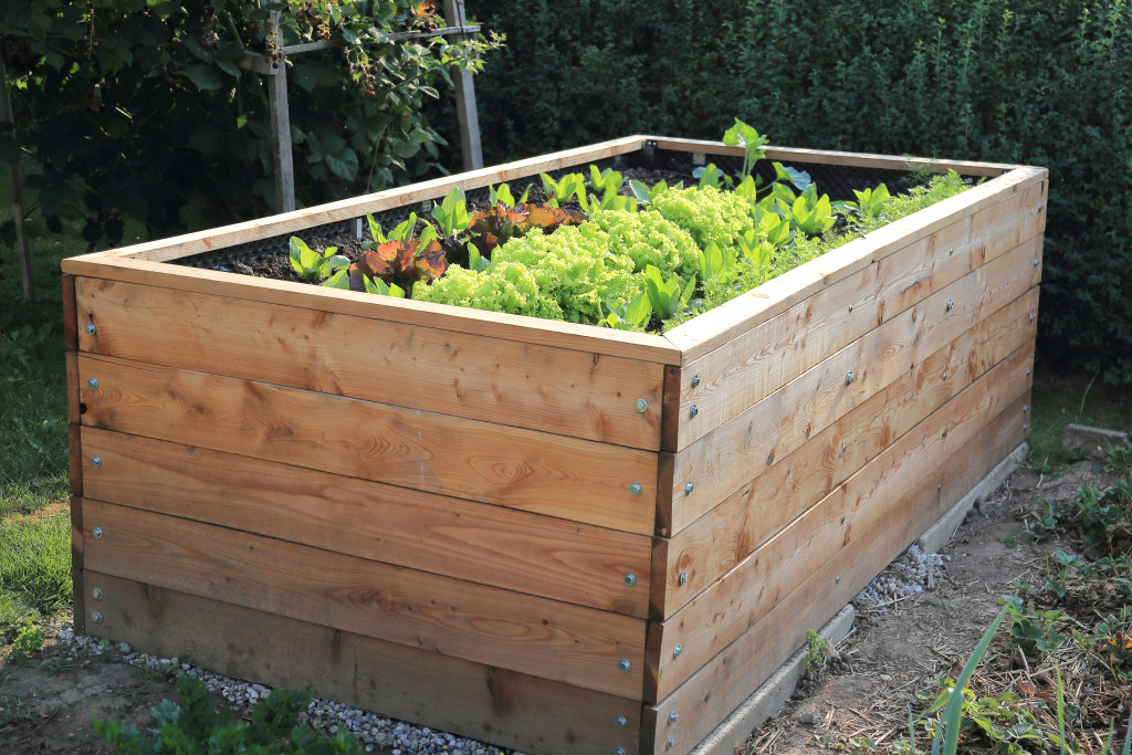 Raised garden bed